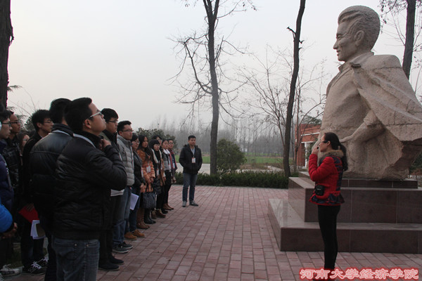 同学们在张庄瞻仰学习