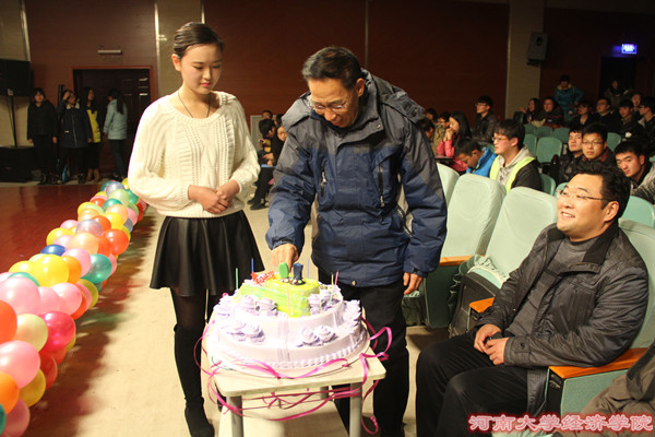 老师们切蛋糕