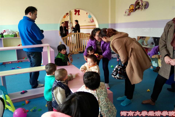 志愿者们陪孩子们玩耍.jpg