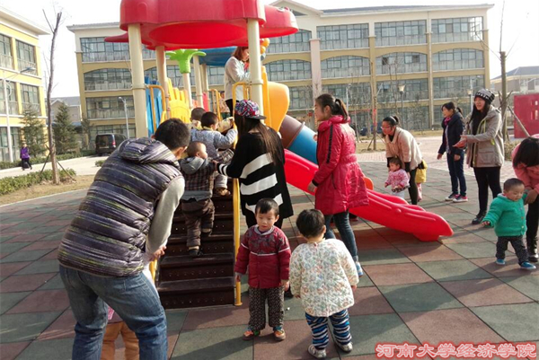 志愿者们陪孩子们做游戏.jpg