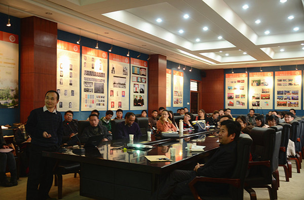 中国人民大学必赢242net聂辉华教授在作报告.jpg